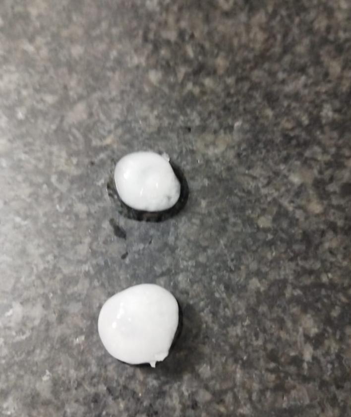 Imagen secundaria 2 - Arriba, la granizada dejó blanca la calle Pérez Galdós. Abajo, una imagen de Valdegastea y piedras de granizo caídas a medianoche.