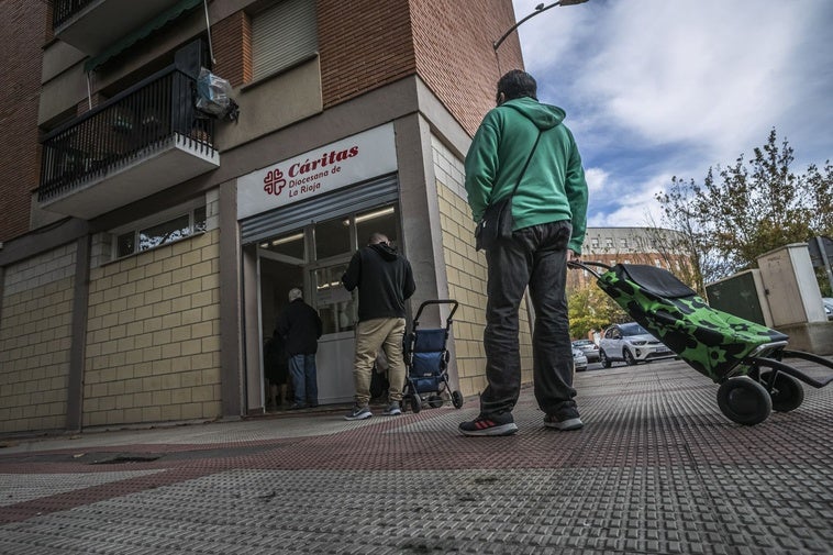 Reparto de alimentos en la capital de La Rioja.