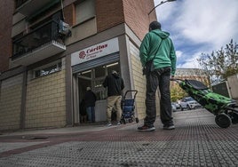 Reparto de alimentos en la capital de La Rioja.