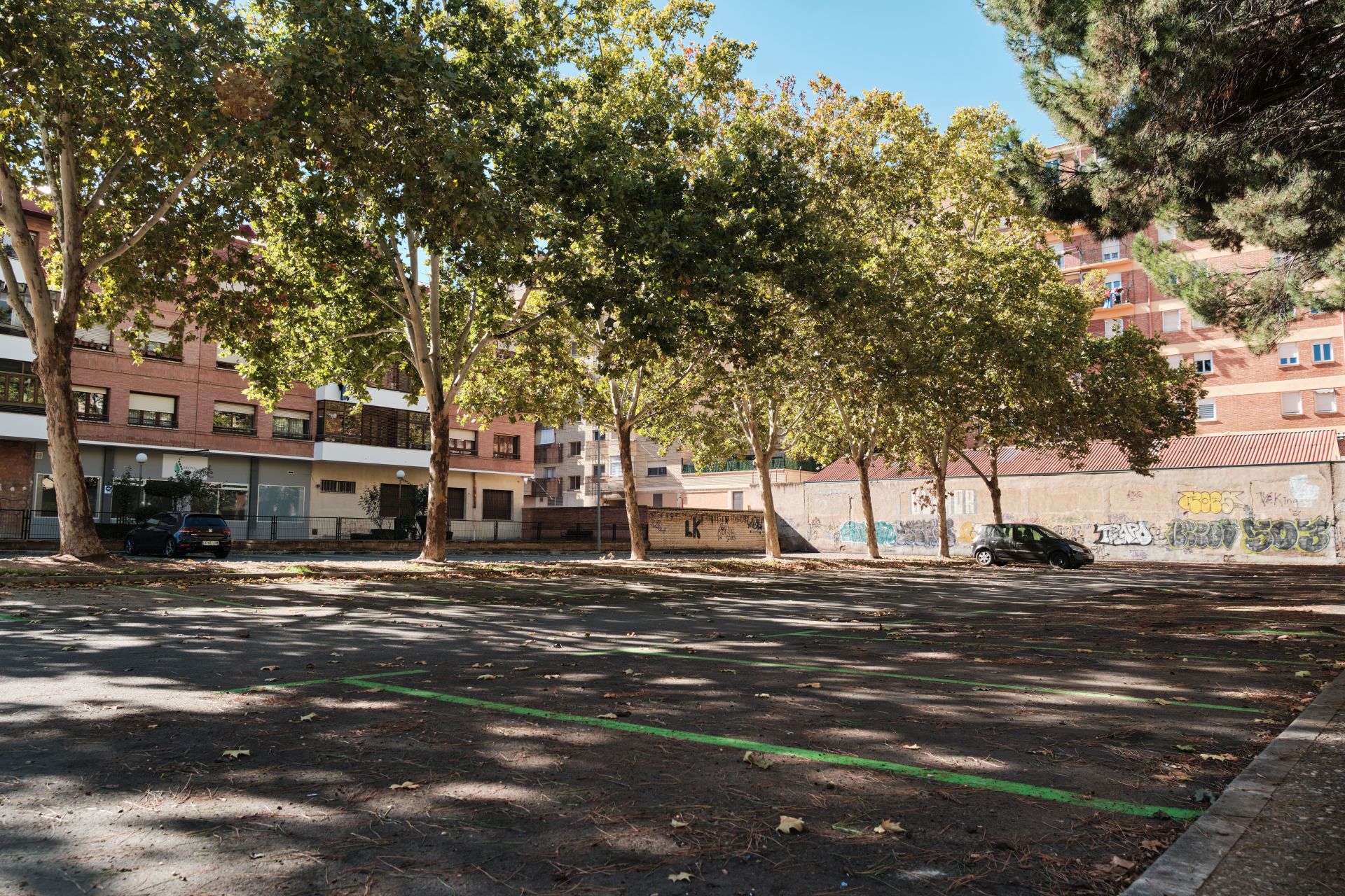 Parking, zona verde desde la semana pasada, vacío estos días.