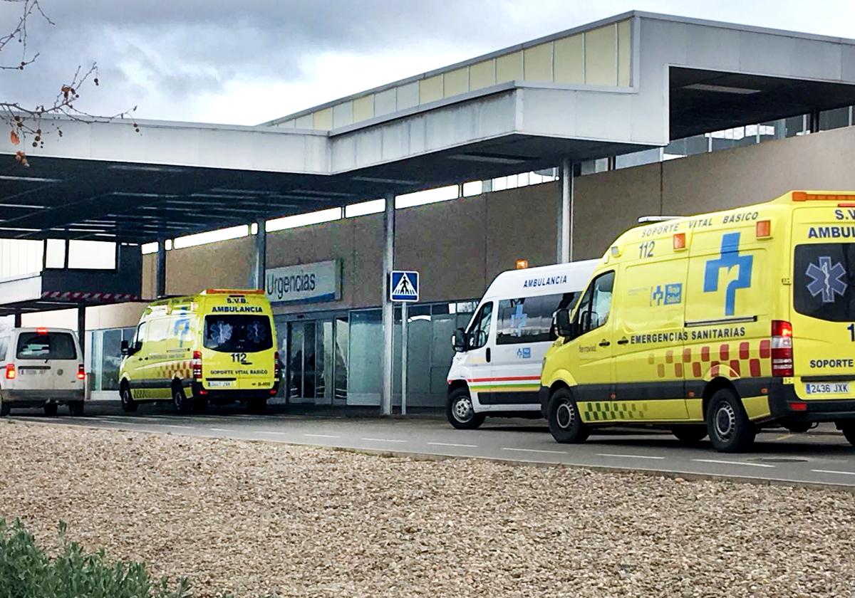 Ambulancias ante el servicio de Urgencias del Hospital San Pedro.