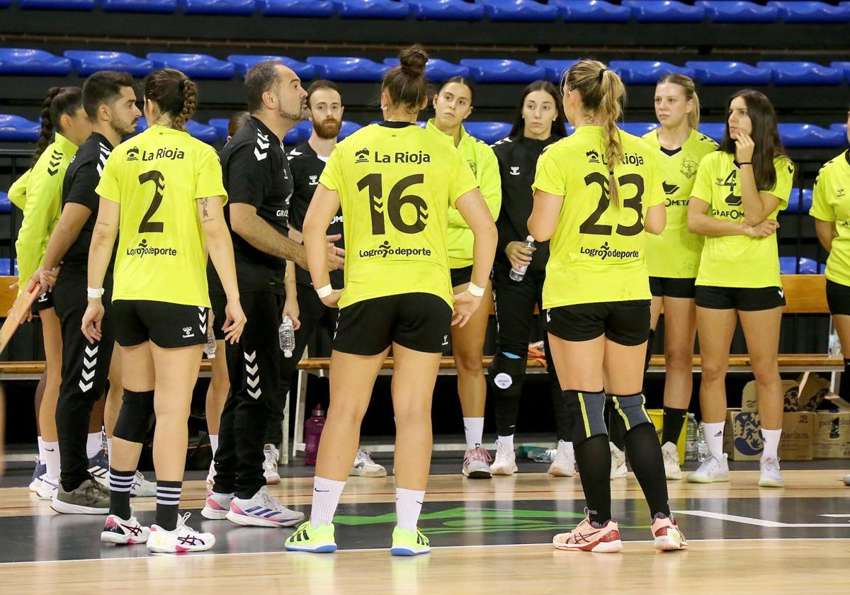 Juanjo González da instrucciones a sus jugadoras en un partido de esta temporada.