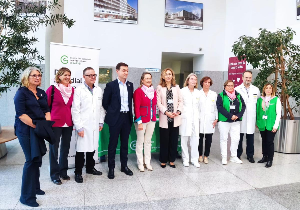 Profesionales médicos, autoridades y miembros de la Asociación Española Contra el Cáncer.