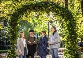 María Monasterio, Olga Río, Ana Briones y Fabiola Mena, este viernes en el parque del Carmen.