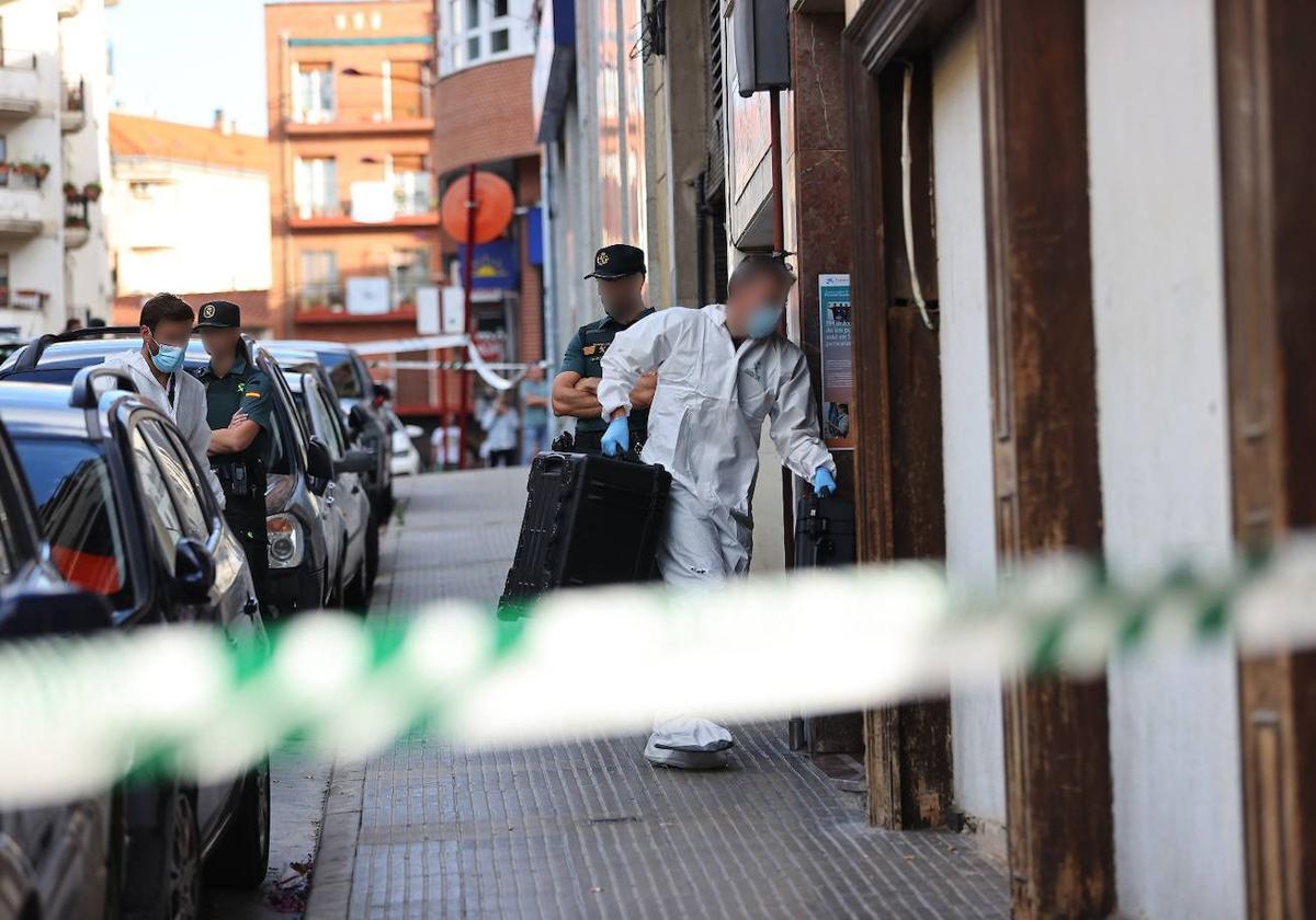 Miembros de la unidad de Criminalística entran en el edificio donde asesinaron a un hombre de 61 años en Haro en septiembre.