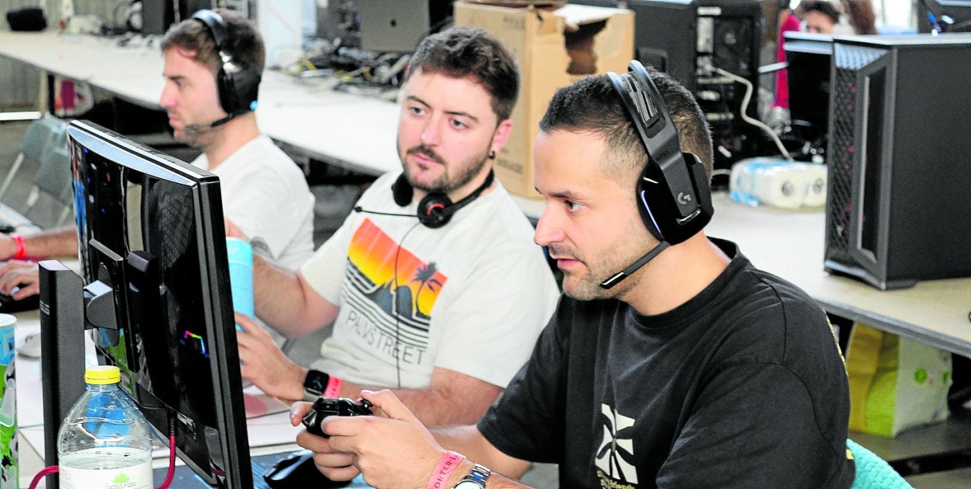 Unos amigos juegan en los ordenadores dispuestos en el polideportivo del IES Bartolomé Cossío.