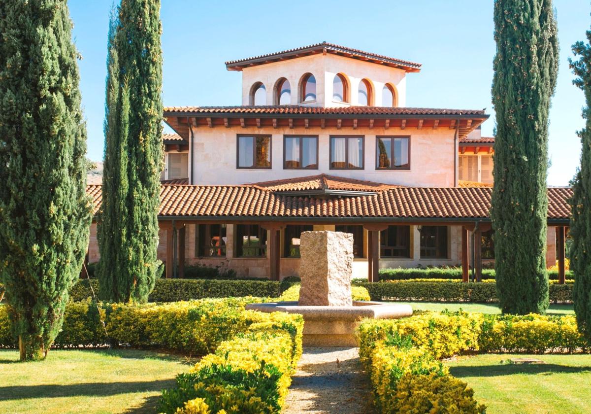 Entrada a las bodegas Altanza en Fuenmayor.