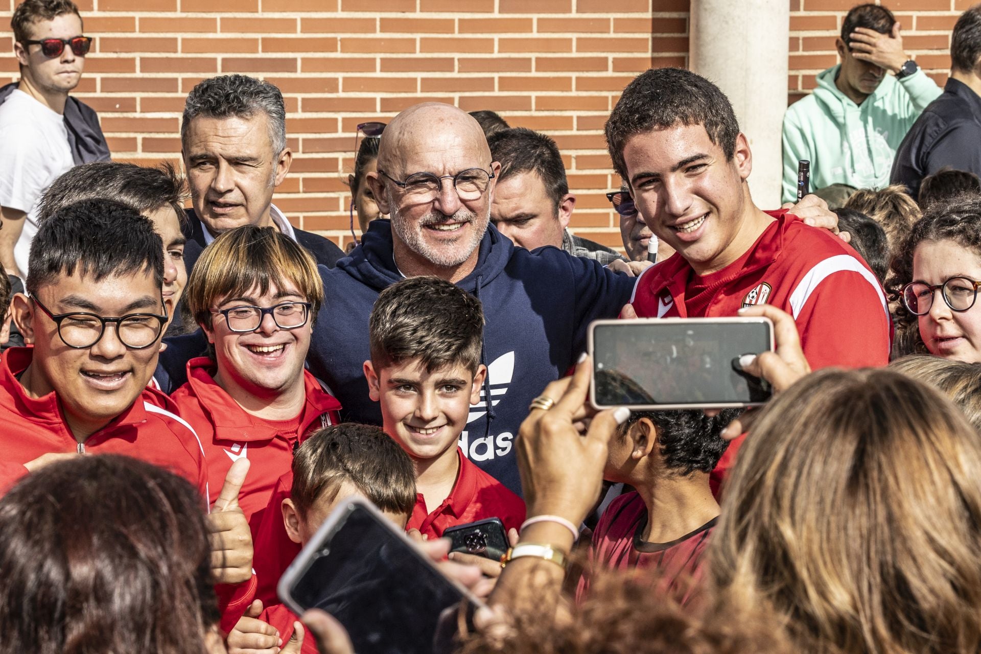 Pradoviejo se llena de niños para ver a De la Fuente