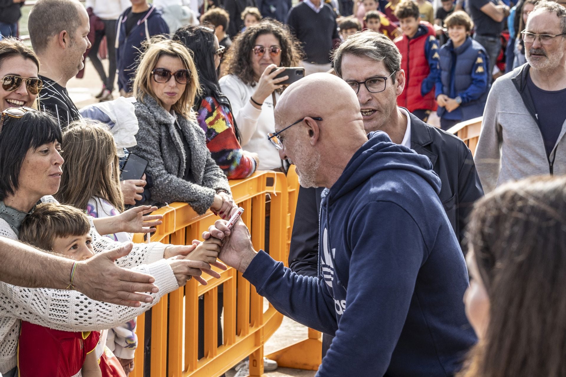 Pradoviejo se llena de niños para ver a De la Fuente