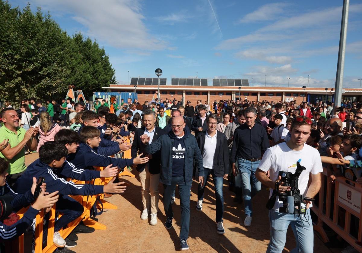 Luis de la Fuente, a su multitudinaria llegada a Pradoviejo.