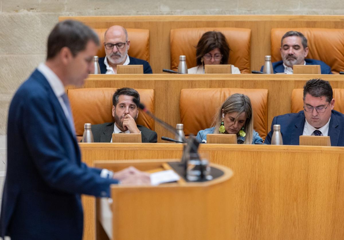 El presidente de La Rioja, Gonzalo Capellán, durante una intervención en el Parlamento, ante la mirada de los diputados socialistas