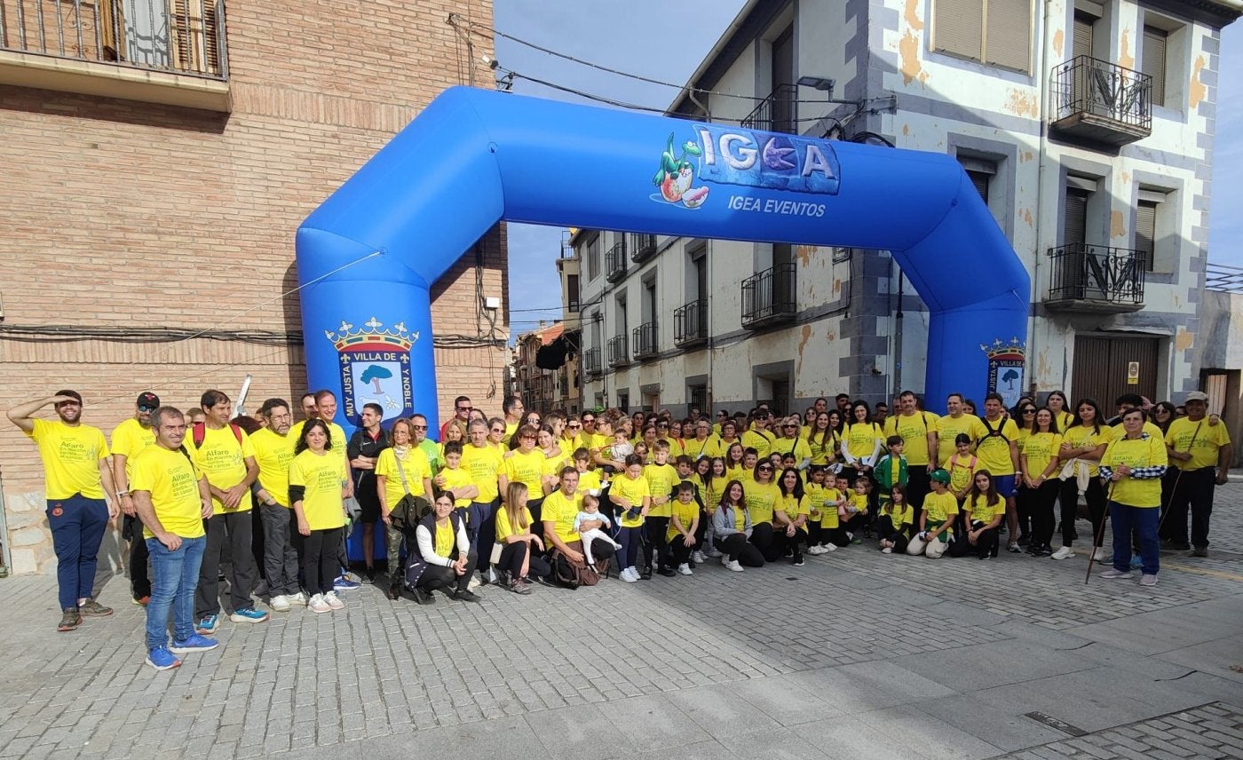 Participantes en la marcha contra el cáncer de Igea, en la salida.