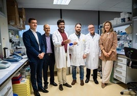 Los investigadores Álvaro Pérez Sala, Rafael Peláez y Alfredo Martínez, este lunes en uno de los laboratorios del Cibir.