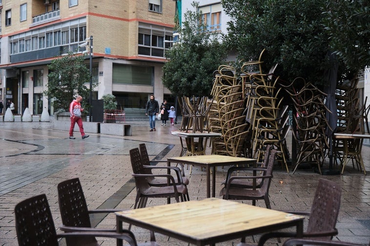 Mesas y sillas de terrazas apiladas en la calle en Bretón de los Herreros.