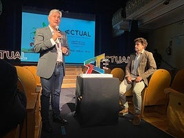 El consejero de Cultura, José Luis Pérez Pastor, y el director general Roberto Iturriaga, en la presentación de la imagen de Actual 2025.
