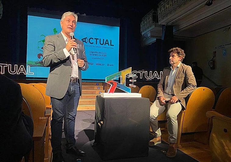 El consejero de Cultura, José Luis Pérez Pastor, y el director general Roberto Iturriaga, en la presentación de la imagen de Actual 2025.