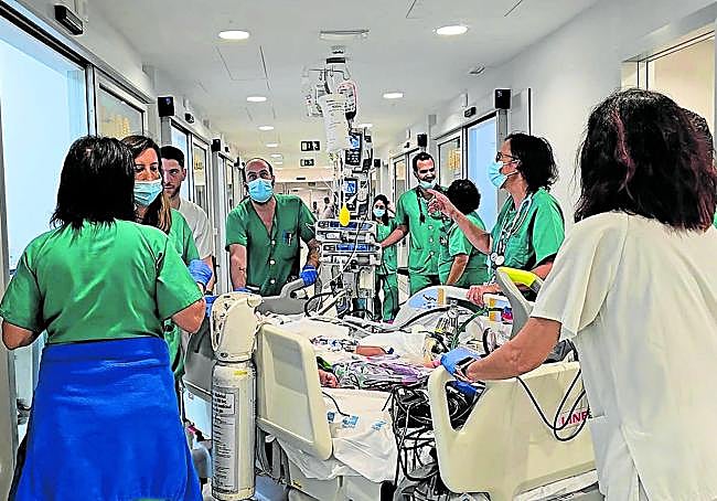 Traslado a principios de octubre del pequeño a la nueva sede del Hospital 12 de Octubre, un día después de su ingreso.
