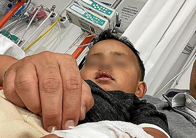 Diego ya recuperado y respirando solo en la UCI Pediátrica de Madrid acompañado de sus padres.
