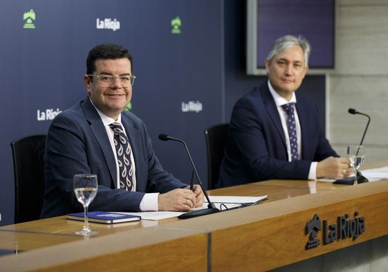 Los consejeros Alfonso Domínguez y José Luis Pérez Pastor, en su comparecencia de este martes.