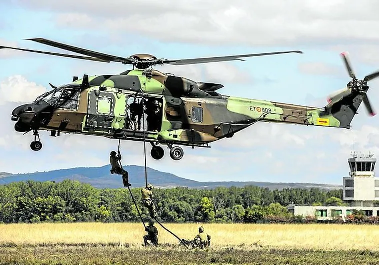 Un helicóptero del batallón en su base de Recajo.