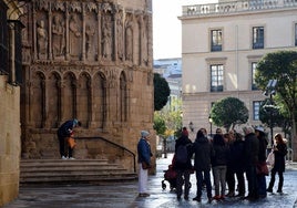 Turistas visitan el Casco Antiguo de Logroño y se detienen ante el pórtico de San Bartolomé.