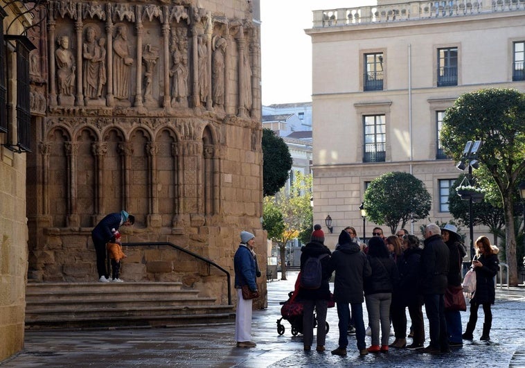 Turistas visitan el Casco Antiguo de Logroño y se detienen ante el pórtico de San Bartolomé.