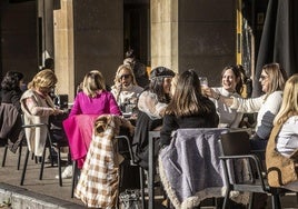 Unas jóvenes brindan en una terraza del centro de Logroño.