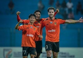 Mario Barco, junto a dos de sus compañeros en el Inter Kashi indio.