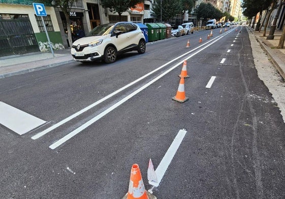 Carril bici bidireccional y segregado junto al carril para el tráfico motorizado y 'rebasable'.