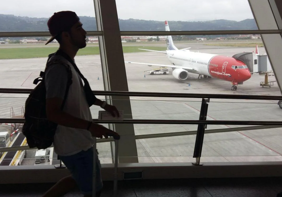 Pasajeros a punto de enbarcar en un vuelo de Norwegian en el aeropuerto de Loiu