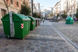 Contenedores de basura en la calle Bretón de los Herreros.