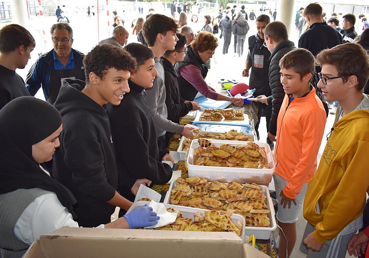 Reparto de tostadas de pan con aceite en la 'pringada' de ayer en el CEO Villa de Autol.