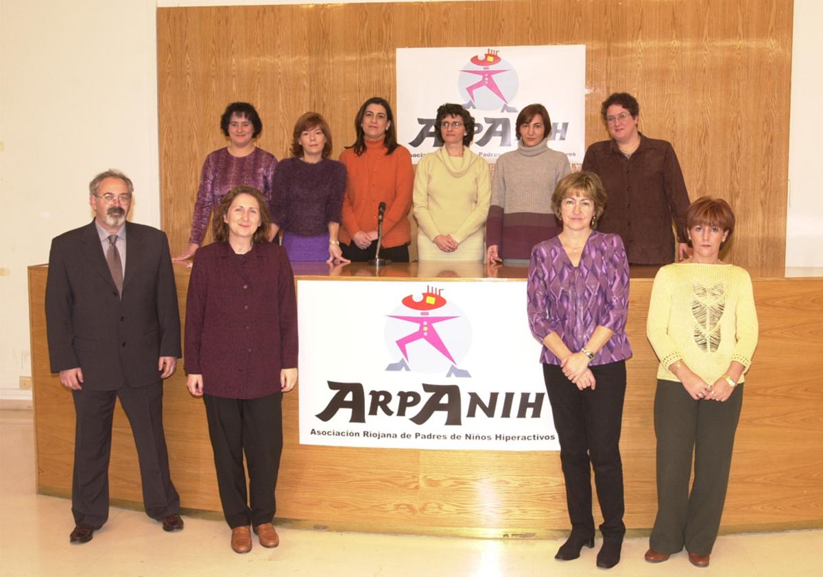 Imagen principal - Una de las primeras fotos de la entidad, en el año 2000, en la imagen superior. Bajo ella, algunos miembros de la asociación riojana, en el año 2012. Y sobre estas líneas, intervención en el Parlamento de La Rioja de Josefina Rodríguez, presidenta de la entidad durante doce años.