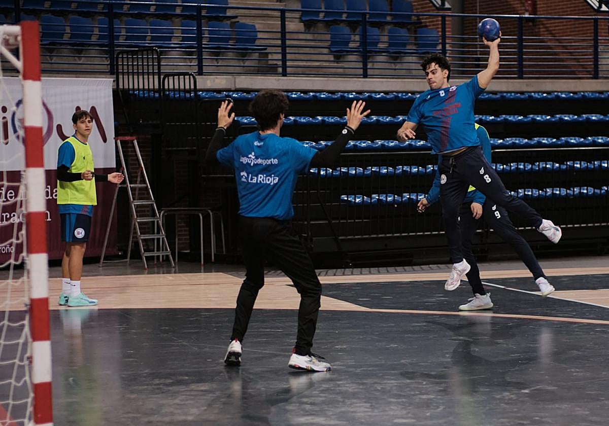 Oriol Zarzuela lanza desde el extremo durante un entrenamiento del Ciudad de Logroño en el Palacio.