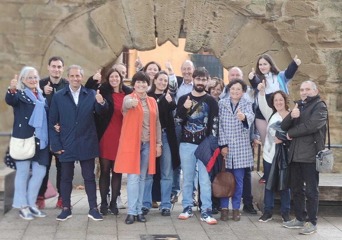 Miembros de la asociación TDAH Rioja posan junto al arco del Revellín, el pasado jueves, tras el acto institucional en el Parlamento de La Rioja.