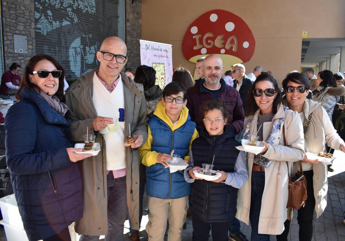 Una cuadrilla, en las Jornadas Micológicas igeanas.