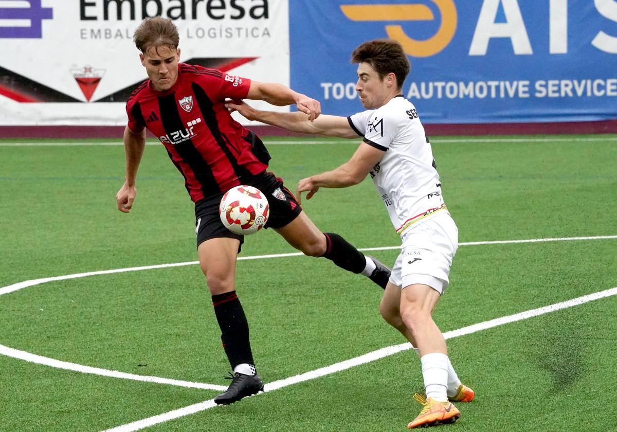 Decisivo. Uzkudun intenta hacerse con el balón en el partido de ayer.