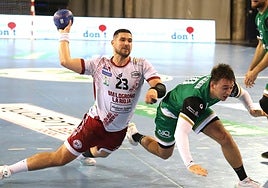 Uríos lanza el balón a puerta.