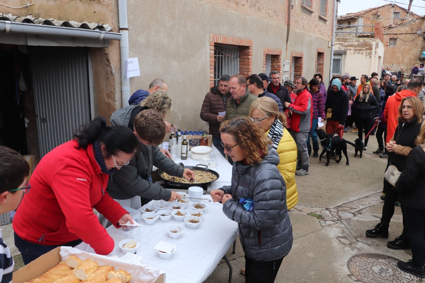 Las calles de Villarroya se llenaron para saborear los distintos pinchos, como el que preparó Ignacio Echapresto.