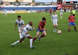 El rojillo Jorge Martínez-Losa se lleva el balón perseguido por el desfensor del Alavés B, Jay.