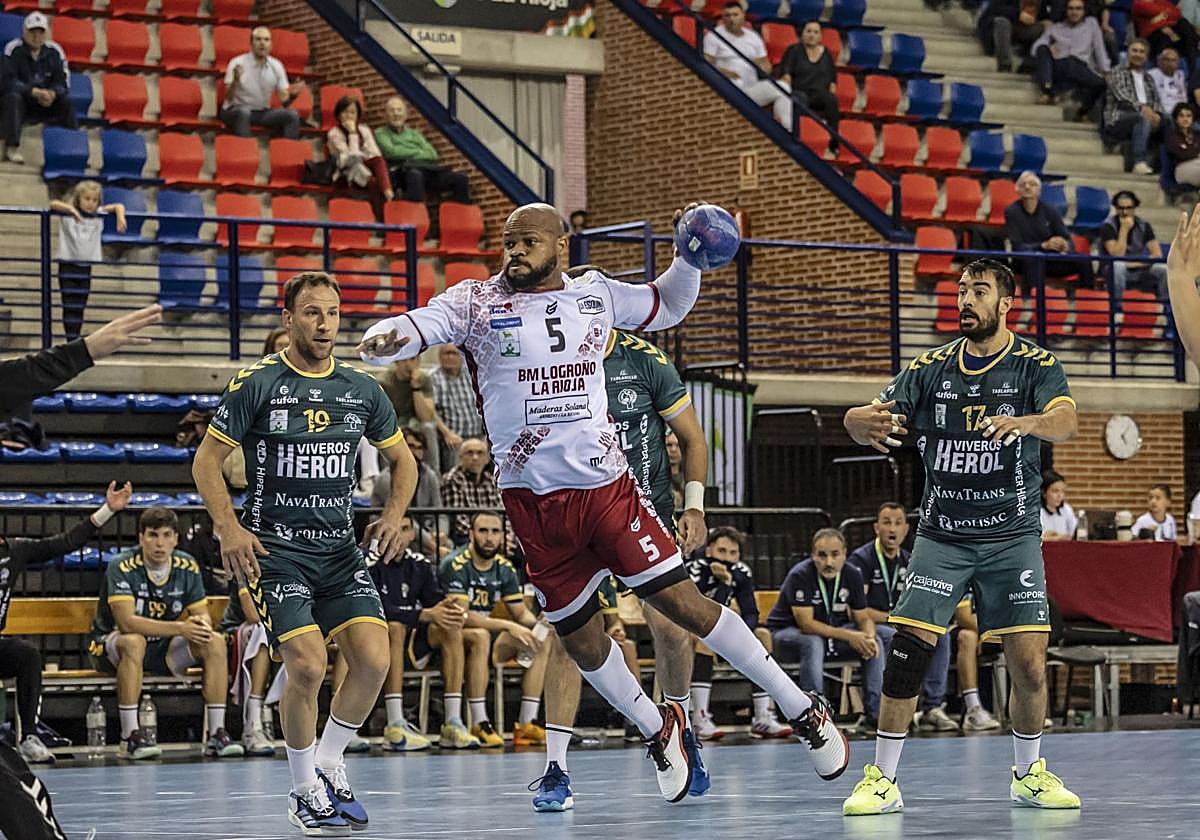 Ángel Rivero prepara el brazo para lanzar ante e Viveros Herol Nava. El cubano estará de baja unas semanas.