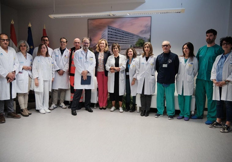 La consejera de Salud, María Martín, con los responsables de los servicios implicados en el Código Ictus Pediátrico, este lunes en el Hospital San Pedro