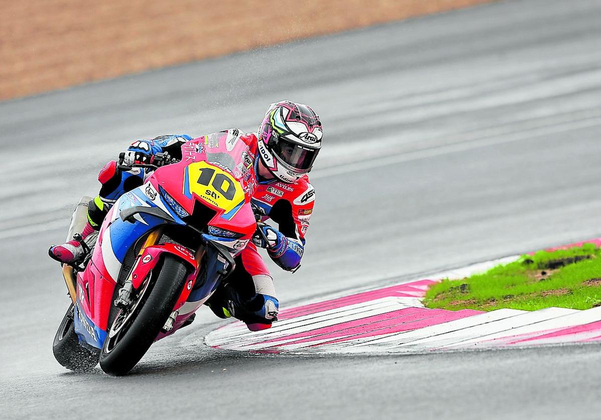 Unai Orradre en plena acción a bordo de su motocicleta.