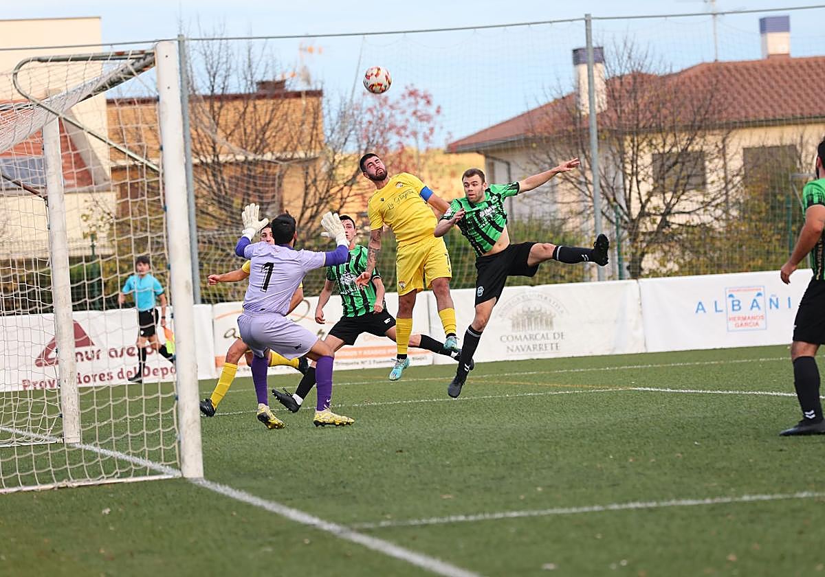 Edu Castro cabecea dentro del área del Tedeón tras un saque de esquina durante el partido de ayer en el San Miguel.