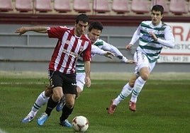 Un joven Iñaki Sáenz se lleva el balón en el último enfrentamiento ante el Eibar en las Gaunas.