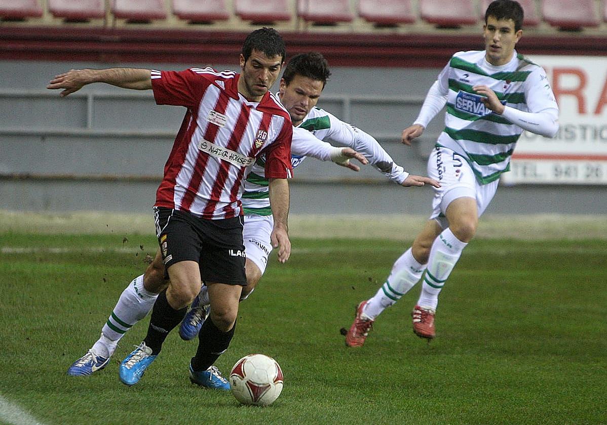 Un joven Iñaki Sáenz se lleva el balón en el último enfrentamiento ante el Eibar en las Gaunas.
