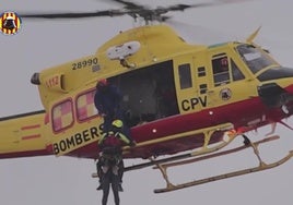 Los Bomberos de Valencia rescatan a conductores atrapados por la DANA