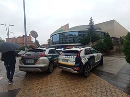 Patrullas de Policía Local y Guardia Civil, en el centro comercial ARCCA la pasada semana.