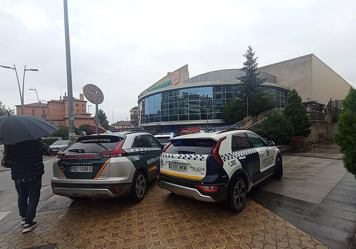 Patrullas de Policía Local y Guardia Civil, en el centro comercial ARCCA la pasada semana.