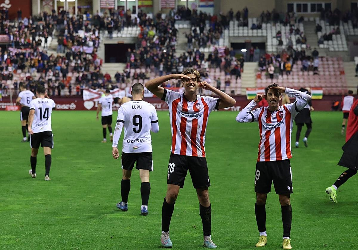 Pol y Riki festejando el gol de la clasificación.